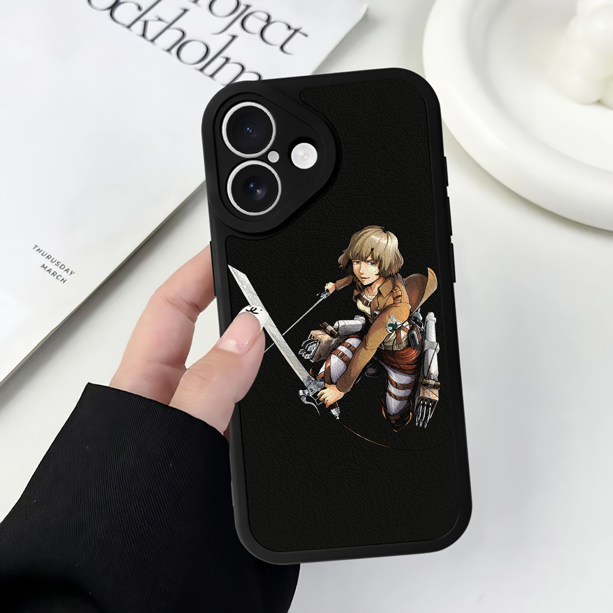（画像用） 進撃の巨人 ヒツチ Attack on Titan Hitch 【iPhone 16シリーズ対応】シリコンスマホケース（レザー調） 材質：シリコン